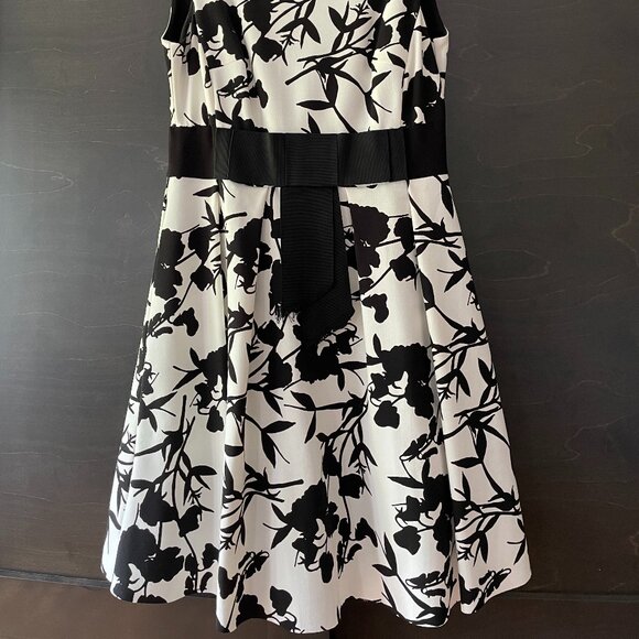 Sleeveless black & white dress (below the knee) - Picture 2 of 11